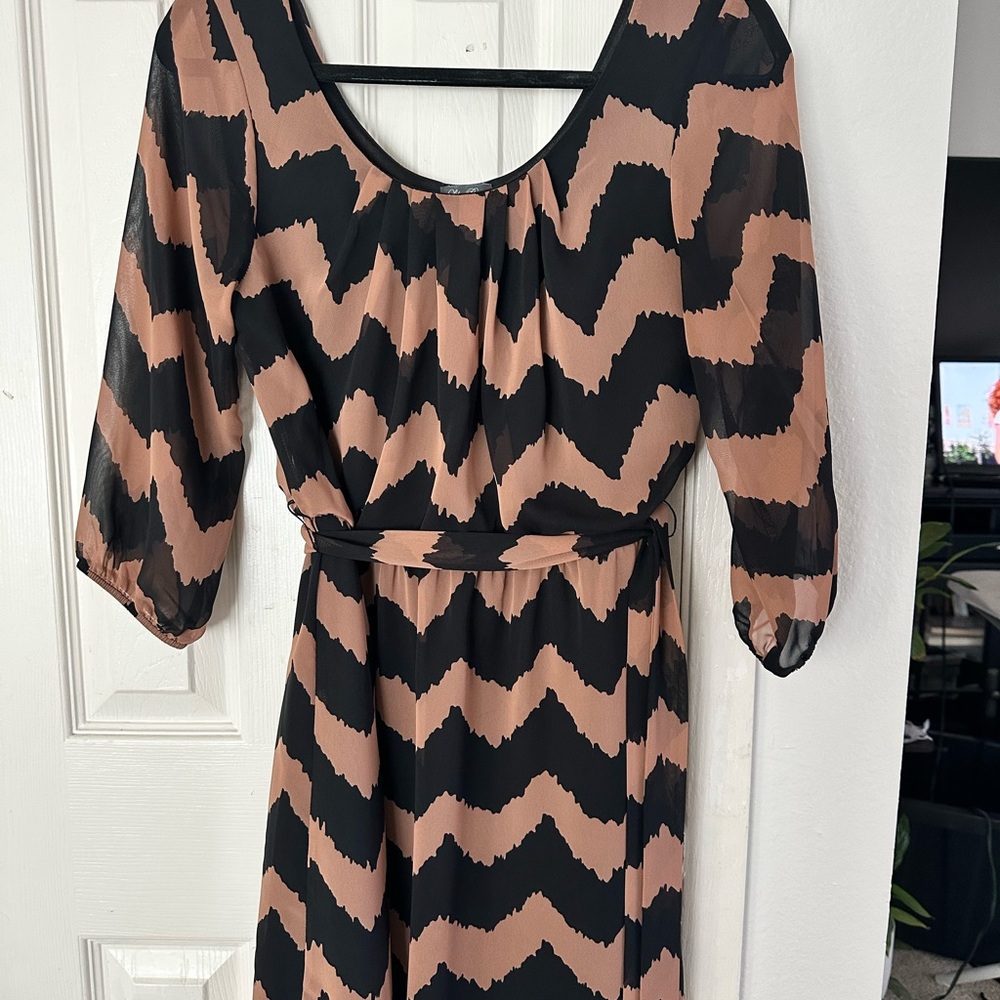 Lily Rose Black and Tan Zigzag Long Sleeve Dress